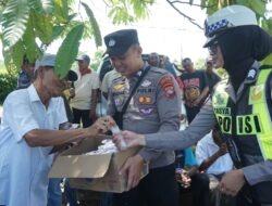 Polres Karimun Bagikan Air Minum Saat Kawal Aksi Unjuk Rasa Warga Sawang