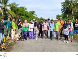Semangat Kebersamaan, Babinsa dan Warga Sungai Rasau Bersihkan Lingkungan Kelurahan Sungai Rasau