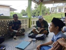 Babinsa Koramil 1209-06/Ledo Laksanakan Komsos dan Sholat Jumat Berjamaah, Pererat Silaturahmi dengan Warga