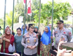 Sambut HUT ke-81 Kemerdekaan RI, Bidhumas Polda Kepri Salurkan Bendera Merah Putih dan Bantuan Sosial