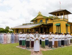 Dewan Mangku IKKRAMAT Gelar Shalat Istisqa di Halaman Keraton Kerajaan Matan Tanjungpura