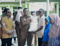 Bupati Pringsewu Serahkan Bantuan Pangan Beras Di Pekon Bumiarum 