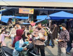 Abu Vulkanik Anak Krakatau Guyur Pringsewu, Polisi Bagikan Masker ke Warga*
