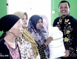 BUPATI PRINGSEWU SERAHKAN BANTUAN PANGAN KEPADA WARGA PANDANSARI SELATAN 