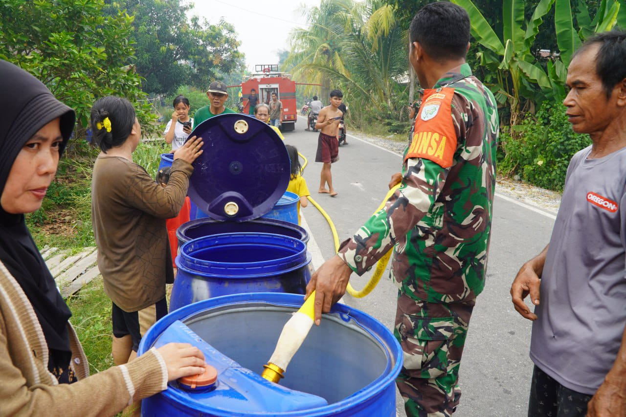 Babinsa Desa Mensere dan Desa Jirak Salurkan Air Bersih kepada Warga,Perkuat Sinergi dan Kepedulian