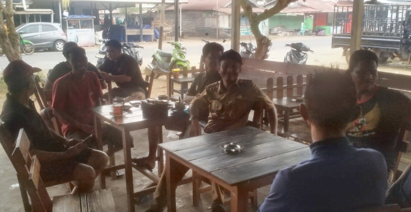 Lurah Sampit Ngopi Bareng Nelayan dan HNSI, Bahas Akses BBM Bersubsidi di warkop KTCI Kelurahan Sampit Ketapang(20/10/2026)/dok : Suhirman