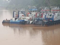 Kapal Tunda Bertambat Dekat Jembatan Tayan, Warga Khawatir Keselamatan dan Desak Pemeriksaan